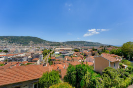 
                                                                                        Vente
                                                                                         Rare à Cimiez : maison 170 m² sur 749 m² de terrain avec vue mer et extension possible