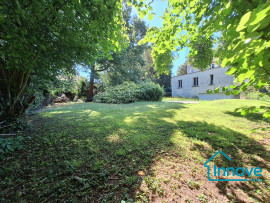 
                                                                                        Vente
                                                                                         Rare à la vente : Grande maison de caractère sur vaste terrain