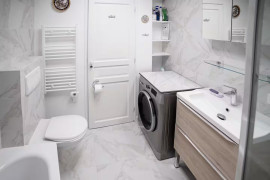 
                                                                                        Vente
                                                                                         Rue de France Proche carré d'or 4 pieces rénové et meublé