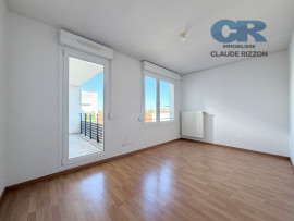 
                                                                                        Vente
                                                                                         RUE DE VIC - 3 pièces à vendre