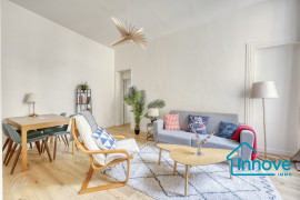 
                                                                                        Vente
                                                                                         Rue Marbeuf : Calme absolu au coeur du Triangle d'Or