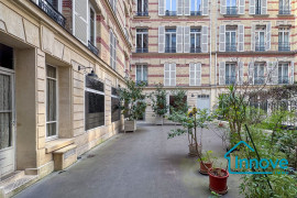 
                                                                                        Vente
                                                                                         Rue Marbeuf : Calme absolu au coeur du Triangle d'Or