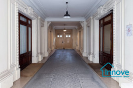 
                                                                                        Vente
                                                                                         Rue Marbeuf : Calme absolu au coeur du Triangle d'Or