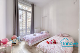 
                                                                                        Vente
                                                                                         Rue Marbeuf : Calme absolu au coeur du Triangle d'Or