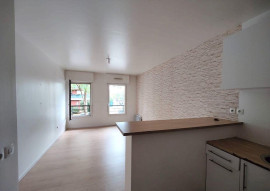 
                                                                                        Location
                                                                                         Saint-Denis, 2 pièces rénové