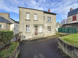 
                                                                                        Vente
                                                                                         SAINT-LO - Maison de ville quartier SUD avec jardin, garage 