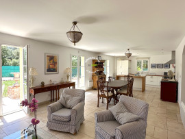 
                                                                                        Vente
                                                                                         Spacieuse demeure de 9 pièces, 235m²