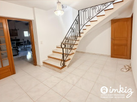 
                                                                                        Vente
                                                                                         Spacieuse villa familiale avec piscine et garage