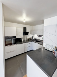 
                                                                                        Location
                                                                                         Spacieux 4 Pièces avec Balcon et Parking à Puteaux – Passage Voltaire (loyer tout inclus)