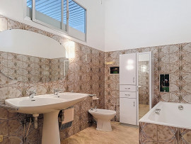 Vente
Spacieux appartement dans magnifique résidence Art Déco de Cimiez