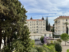 Vente
Spacieux appartement dans magnifique résidence Art Déco de Cimiez