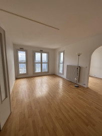
                                                                                        Location
                                                                                         Spacieux appartement T5 avec balcon