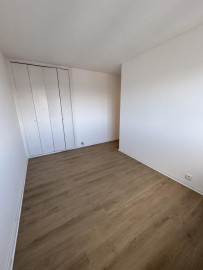 
                                                                                        Location
                                                                                         Spacieux appartement T5 avec balcon