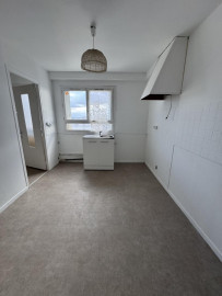
                                                                                        Location
                                                                                         Spacieux appartement T5 avec balcon