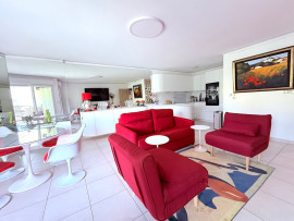 
                                                                                        Vente
                                                                                         St Raphaël Boulouris Appartement front de mer 3 pièce(s) 76m2 Terrasse Garage Piscine