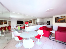 
                                                                                        Vente
                                                                                         St Raphaël Boulouris Appartement front de mer 3 pièce(s) 76m2 Terrasse Garage Piscine