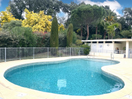 
                                                                                        Vente
                                                                                         St Raphaël Boulouris Appartement front de mer 3 pièce(s) 76m2 Terrasse Garage Piscine