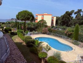 
                                                                                        Vente
                                                                                         St Raphaël Boulouris Appartement front de mer 3 pièce(s) 76m2 Terrasse Garage Piscine