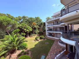 
                                                                                        Vente
                                                                                         St Raphaël Boulouris Appartement front de mer 3 pièce(s) 76m2 Terrasse Garage Piscine