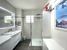 
                                                                                        Vente
                                                                                         St Raphaël Boulouris Appartement front de mer 3 pièce(s) 76m2 Terrasse Garage Piscine