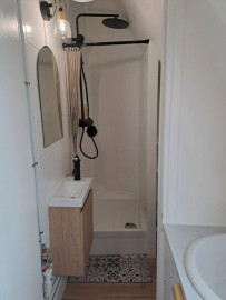 
                                                                                        Location
                                                                                         Studette meublé totalement rénové Montmartre