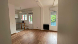 
                                                                                        Location
                                                                                         Studio 25 m2 avec terrasse avec vue sur Jardin