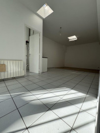 
                                                                                        Location
                                                                                         Studio 30m² de plain pied entièrement repeint