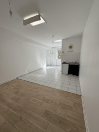 
                                                                                        Location
                                                                                         Studio 30m² de plain pied entièrement repeint
