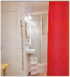 
                                                                                        Location
                                                                                         Studio agréable et clair