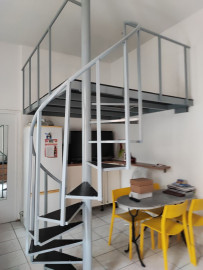 
                                                                                        Location
                                                                                         Studio avec électricité. eau . Internet. Charges