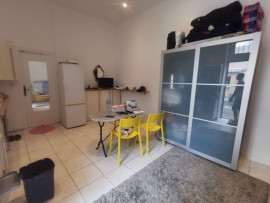 
                                                                                        Location
                                                                                         Studio avec électricité. eau . Internet. Charges.