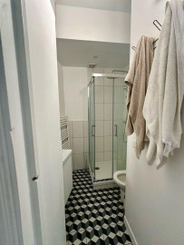 
                                                                                        Location
                                                                                         Studio avec petite cour Rue Brea