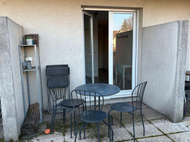 
                                                                                        Location
                                                                                         Studio Avenue Jeanne D'arc avec grand terrasse