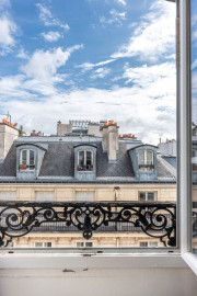 Location
Studio de prestige au coeur de Paris (loyer tout inclus)