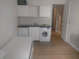 Location
studio en parfait état très bien placé (loyer tout inclus)