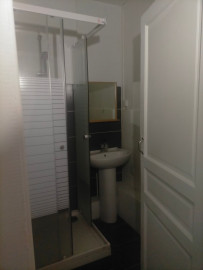Location
studio en parfait état très bien placé (loyer tout inclus)