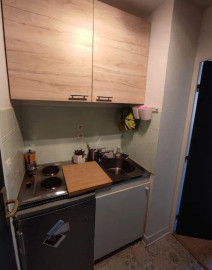
                                                                                        Location
                                                                                         Studio entièrement rénové et meublé de 17m²
