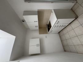 
                                                                                        Location
                                                                                         Studio idéalement placé dans ville tranquille