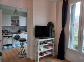 
                                                                                        Location
                                                                                         Studio location Montreuil
