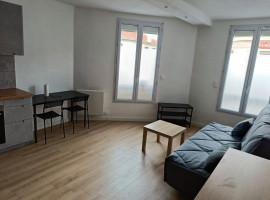 
                                                                                        Location
                                                                                         Studio lumineux 30m² tout équipé métro Robespierre