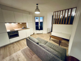 
                                                                                        Location
                                                                                         Studio lumineux avec vues, refait à neuf.