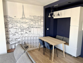 
                                                                                        Location
                                                                                         Studio lumineux avec vues, refait à neuf.
