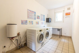 
                                                                                        Location
                                                                                         Studio lumineux dans résidence avec concierge