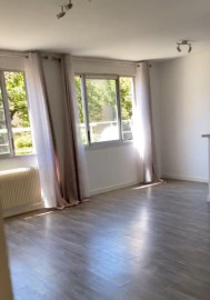 
                                                                                        Location
                                                                                         Studio lumineux de 32 m2 dans résidence calme.