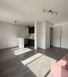 
                                                                                        Location
                                                                                         Studio lumineux de 32 m2 dans résidence calme.