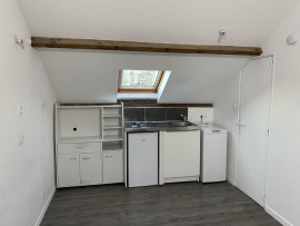 
                                                                                        Location
                                                                                         Studio lumineux sous les toits