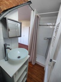 
                                                                                        Location
                                                                                         Studio lumineux sur cour calme quartier Châlatres