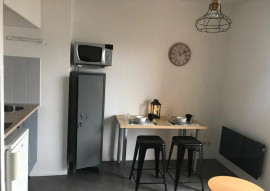 
                                                                                        Location
                                                                                         Studio meublé 21m² refait à neuf