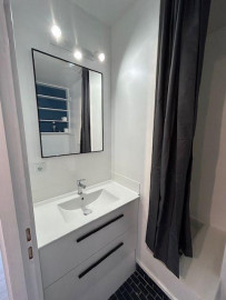
                                                                                        Location
                                                                                         Studio meublé à louer . Refait à neuf , 4e étage