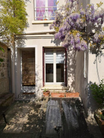 
                                                                                        Location
                                                                                         Studio meublé chauffage compris. 18M2